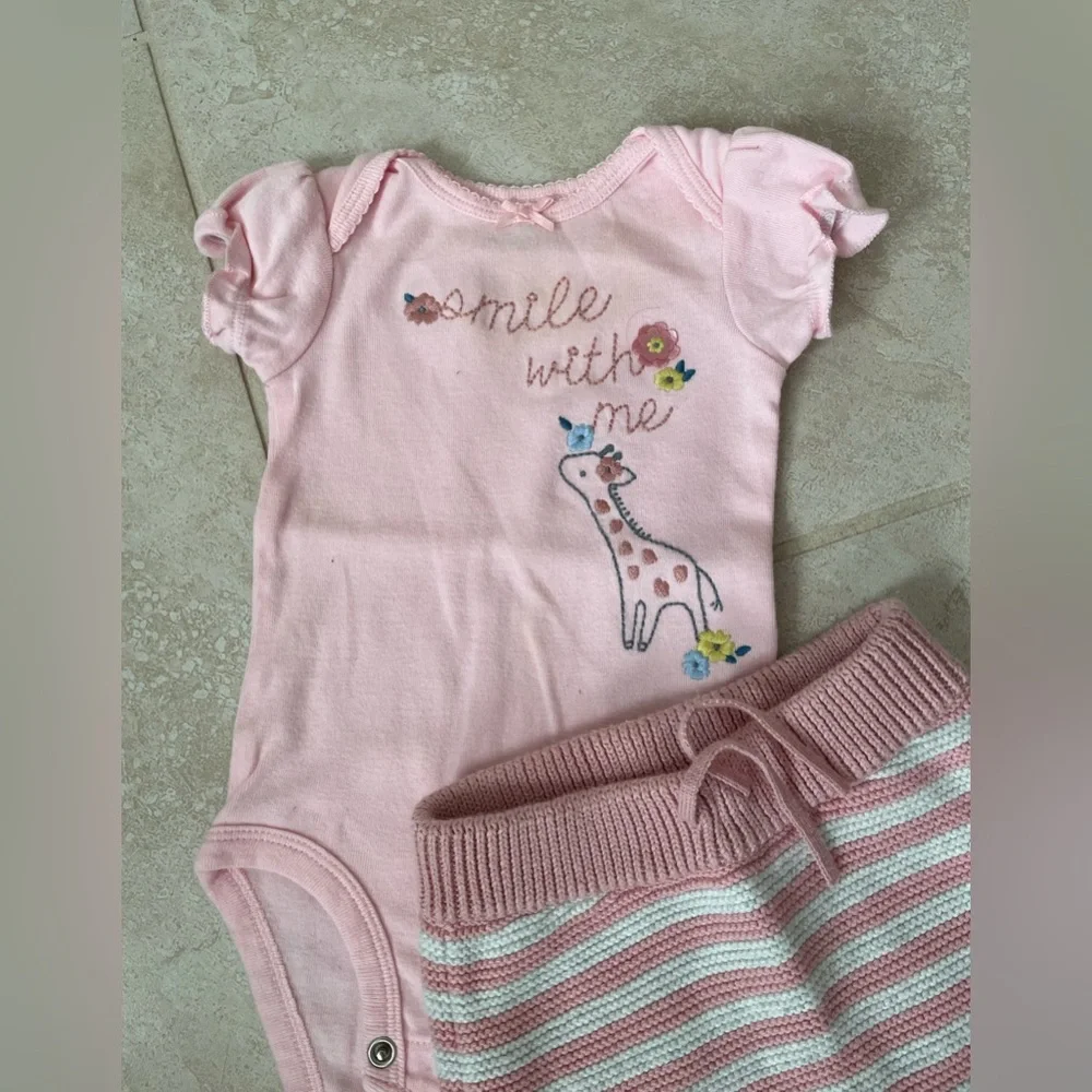 4 PCS Baby bundle 3 Onesies & 1 matching sweater Pants - Pink and White Like New